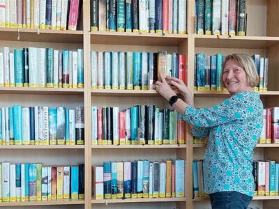 Monika Kaless bei der Suche nach einem bestimmten Buch; Foto: Birgit Hannemann