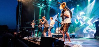 „LaBrassBanda“ war bereits 2019 zu Gast auf dem Lammertzhof. Im August kommt die Band erneut nach Büttgen. FOTO: LAMMERTZHOF