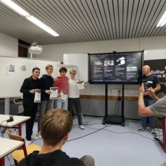 1. Kaarster Culture Hacking Party – Nach der Präsentation ihrer Projekte bekam jeder ein Zertifikat...; Foto: (c) Frank Ahlert