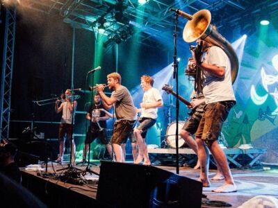 „LaBrassBanda“ war bereits 2019 zu Gast auf dem Lammertzhof. Im August kommt die Band erneut nach Büttgen. FOTO: LAMMERTZHOF