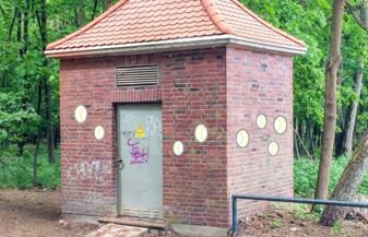 So ungefähr soll das Trafohaus im Vorster Wald aussehen, wenn das Projekt fertig ist. Durch die Löcher in den Wänden können Besucher ins Innere gucken, wo Kunst ausgestellt ist. FOTO: KUNSTVEREIN