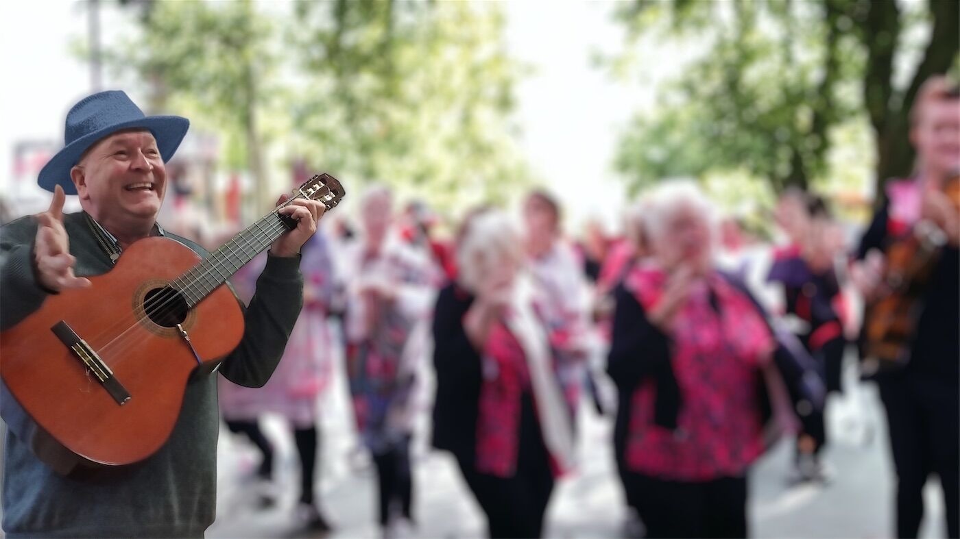 Quartiersmanager Andreas Vollmert ist in den kommenden Wochen jeweils montags auf einem Platz im Kaarster Osten mit Lastenrad, Gitarre und Liederbuch im Einsatz. Quartiersmanager Andreas Vollmert ist in den kommenden Wochen jeweils montags auf einem Platz im Kaarster Osten mit Lastenrad, Gitarre und Liederbuch im Einsatz.