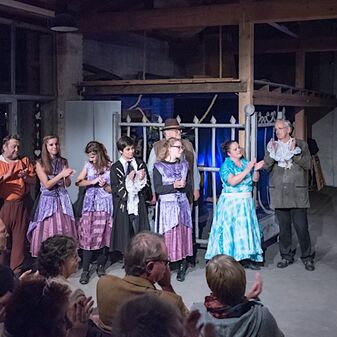 Applaus für Wilhelm Schiefer auf dem Tuppenhof nach der Aufführung von Gerhart Hauptmanns „Schluck und Jau“; Foto: Klaus Stevens