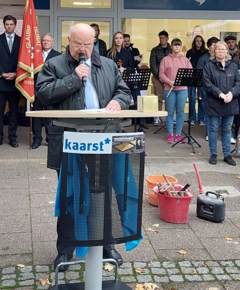 Unterstützt wurde das Projekt auch durch die St. Sebatianus Schützenbruderschaft. Hier Brudermeister Franz-Josef Bienefeld, der dazu aufrief, neben dem Stolperstein Erinnerungssteine abzulegen; Foto: Birgit Hannemann