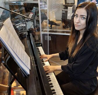 Die ukrainische Künstlerin Nataliia Vetrova in der Musikschule Kaarst; Foto: Birgit Hannemann
