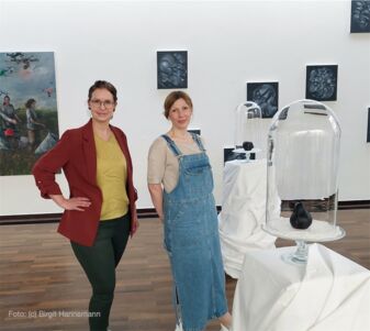 Die Künstlerinnen Karin Brosa (links) und Natalie Port (rechts) bei der Eröffnung ihrer Ausstellung; Foto: Birgit Hannemann