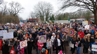 Kaarst ist bunt – 3.000 zeigen Flagge; Foto: Birgit Hannemann