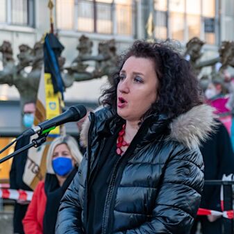 Elena Bär singt am 03.03.2022 auf der Friedensdemo in Kaarst gegen den Ukraine-Krieg; Foto: Klaus Stevens