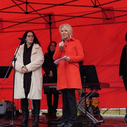 Moderatorin Beate Kowollik und Bouchra El Maazi ; Foto: Birgit Hannemann