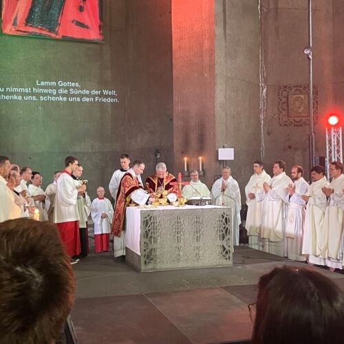 Die Eucharistie mit Weihbischof Dominikus Schwaderlapp (r. am Altar) aus Köln; Foto: privat Samuel & Jason Basistov