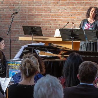 Elena Bär beim Benefizkonzert MIR - Musik in Harmonie für „Ärzte ohne Grenzen“ in der Ukraine; Foto: (c) Klaus Stevens
