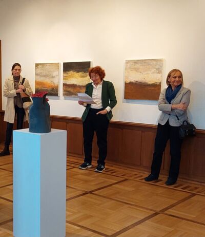 Frau Splettstößer bei der Einführungsrede auf einer ihrer letzten Ausstellungen mit dem Titel „erdverbunden“ im April 2023. Es wurden Malereien von Ursula Ringes-Schages und Keramikobjekte von Renata Kolwicz gezeigt; Foto: Birgit Hannemann Frau Splettstößer bei der Einführungsrede auf einer ihrer letzten Ausstellungen mit dem Titel „erdverbunden“ im April 2023. Es wurden Malereien von Ursula Ringes-Schages und Keramikobjekte von Renata Kolwicz gezeigt; Foto: Birgit Hannemann