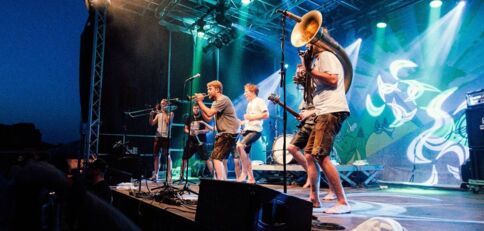 „LaBrassBanda“ war bereits 2019 zu Gast auf dem Lammertzhof. Im August kommt die Band erneut nach Büttgen. FOTO: LAMMERTZHOF „LaBrassBanda“ war bereits 2019 zu Gast auf dem Lammertzhof. Im August kommt die Band erneut nach Büttgen. FOTO: LAMMERTZHOF