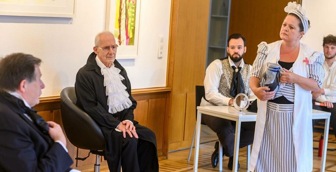 Angesichts sechs geplanter Aufführungen an den letzten beiden Oktoberwochenenden befindet sich die Probenarbeit in der heißen Phase. Foto: Georg Salzburg (salz) Angesichts sechs geplanter Aufführungen an den letzten beiden Oktoberwochenenden befindet sich die Probenarbeit in der heißen Phase. Foto: Georg Salzburg (salz)