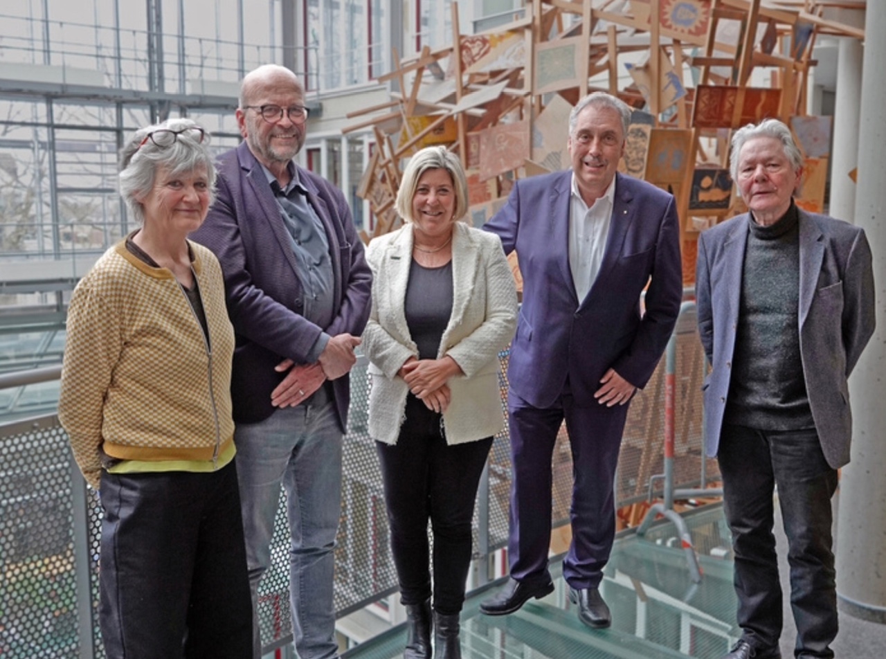 Suse Wiegand, Jan Wiegand, Bürgermeisterin Ursula Baum, Stephan Meiser von der Sparkasse Neuss und Helmut Blochwitz wollen das Bürgerschwalbennest im Kaarster Rathaus erhalten. FOTO: STADT KAARST Suse Wiegand, Jan Wiegand, Bürgermeisterin Ursula Baum, Stephan Meiser von der Sparkasse Neuss und Helmut Blochwitz wollen das Bürgerschwalbennest im Kaarster Rathaus erhalten. FOTO: STADT KAARST